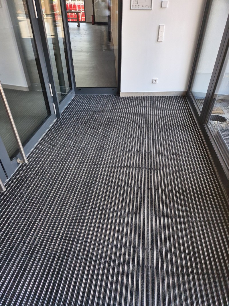 Eingangsbereich und Toiletten im Anbau einer Ganztagesbetreuung an der Grundschule in Talheim – Bild 4