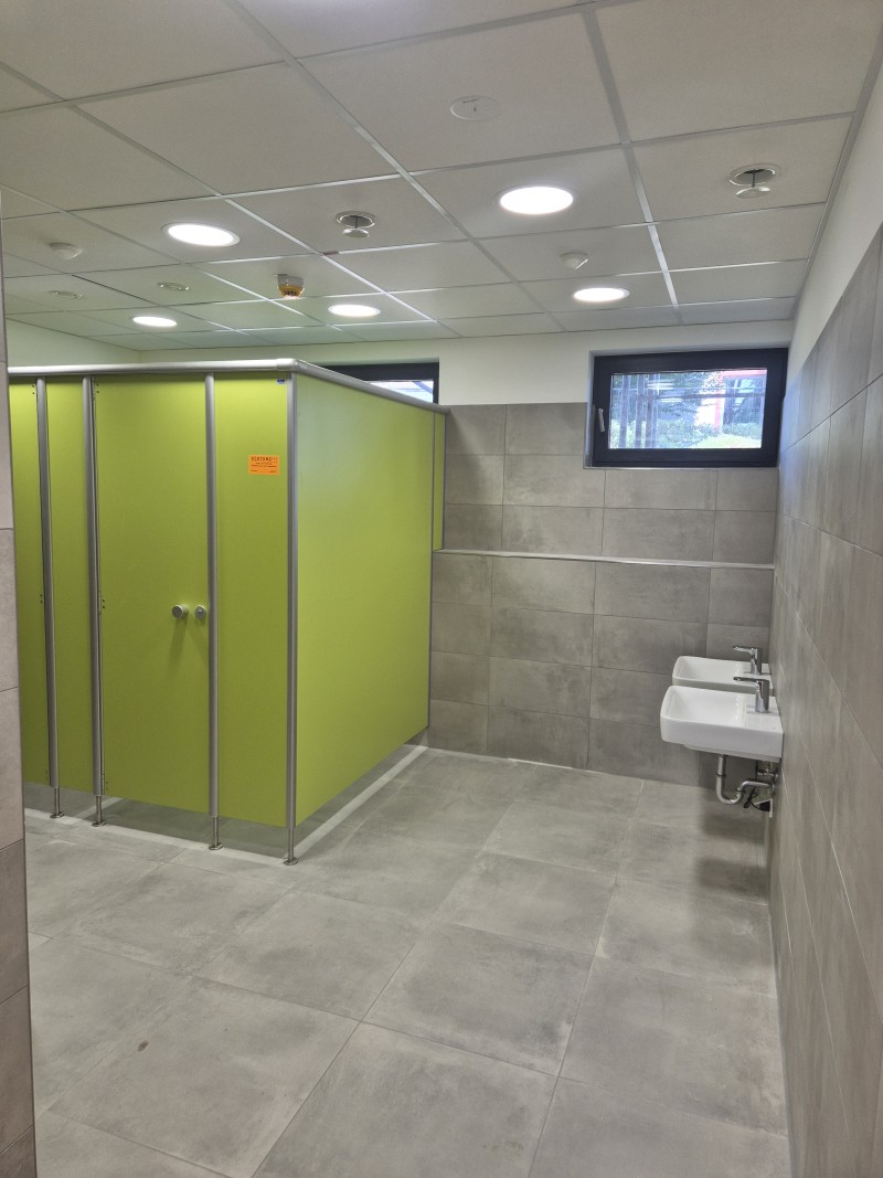 Eingangsbereich und Toiletten im Anbau Ostbaarschule Oberbaldingen – Bild 1