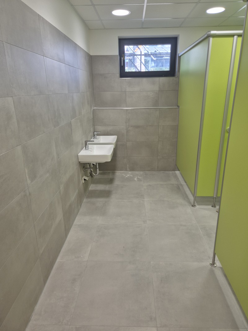 Eingangsbereich und Toiletten im Anbau Ostbaarschule Oberbaldingen – Bild 3
