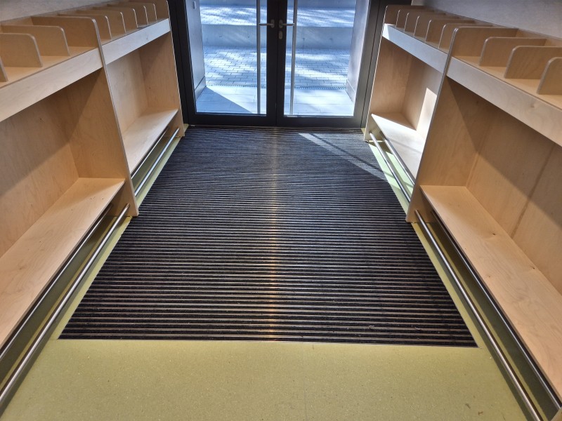 Eingangsbereich und Toiletten im Anbau Ostbaarschule Oberbaldingen – Bild 4