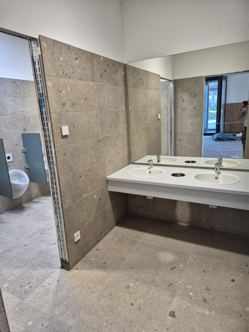 Eingangsbereich und Toiletten im Anbau einer Ganztagesbetreuung an der Grundschule in Talheim – Bild 1