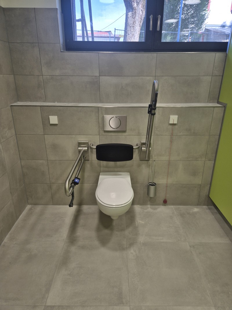 Eingangsbereich und Toiletten im Anbau Ostbaarschule Oberbaldingen – Bild 2