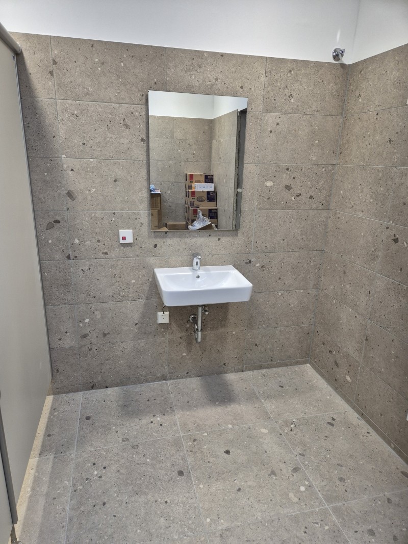 Eingangsbereich und Toiletten im Anbau einer Ganztagesbetreuung an der Grundschule in Talheim – Bild 3
